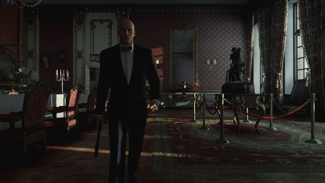 Hitman loopt rond met zijn bolle pens.